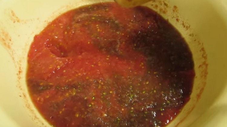 Colocamos la masa obtenida de los tomates en una estufa y la llevamos a ebullición.