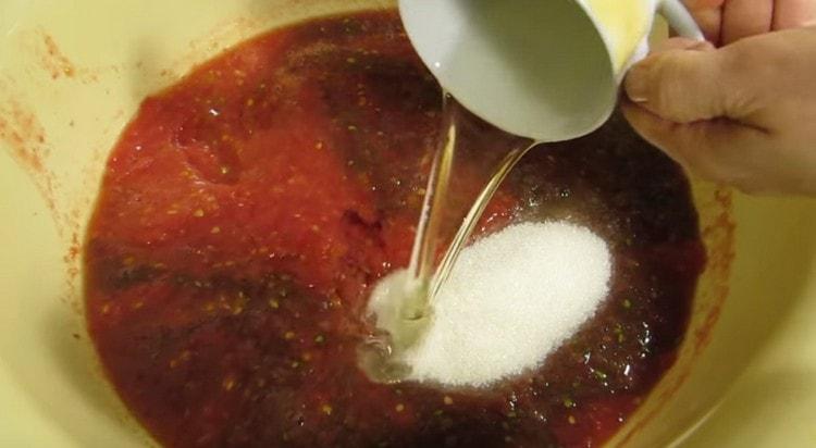 Ajouter le sel, le sucre et l'huile végétale à la masse de tomates.