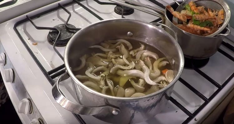 We spread carrots and oyster mushrooms in a boiled broth.