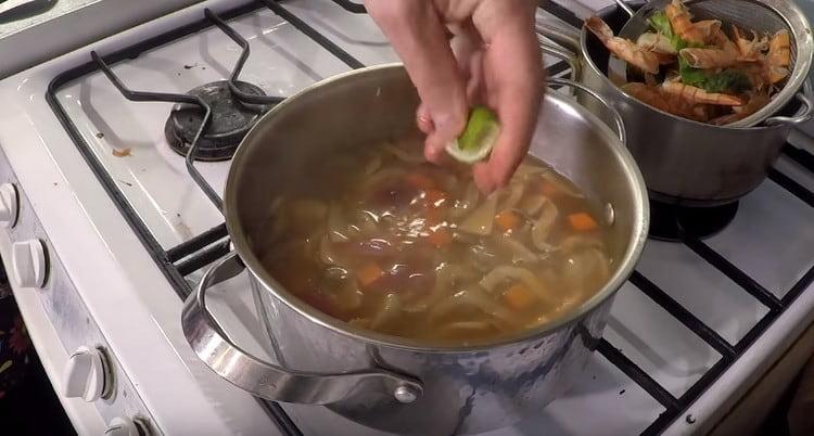 Ajouter le jus de citron vert et l'oignon à la soupe.