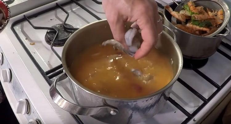 Agregue leche de coco y camarones a una sopa casi lista.