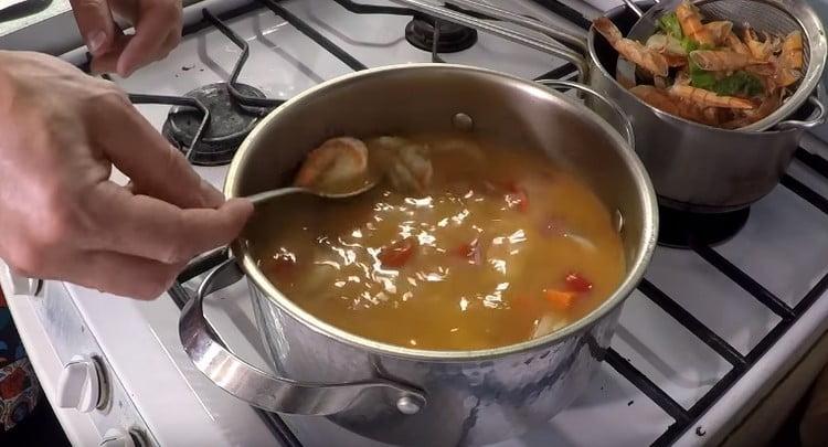 Lorsque les crevettes sont prêtes, fermez immédiatement la soupe.
