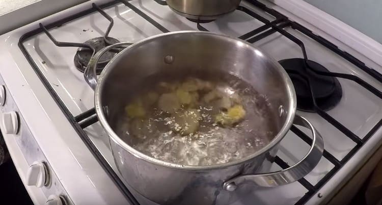 Étendre dans de l'eau bouillante les racines coupées en tranches de galanga et de gingembre.