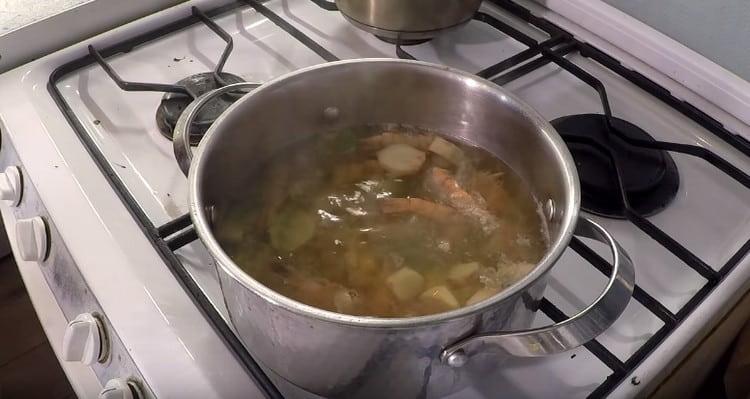 Cook the broth for half an hour.