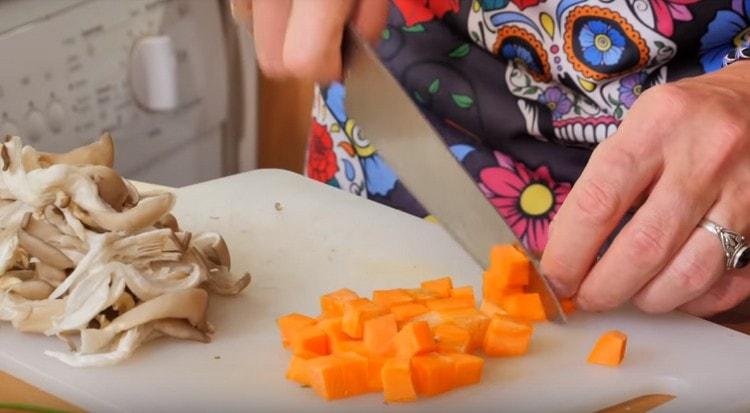 Cortar en dados las zanahorias.