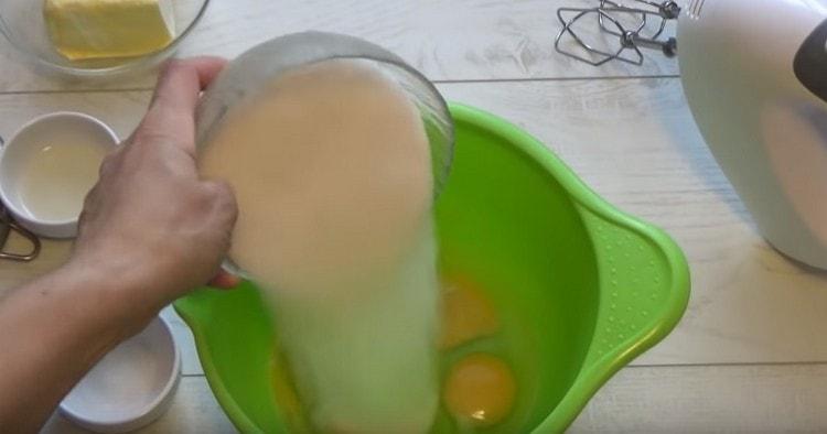 U jaja dodajte šećer.