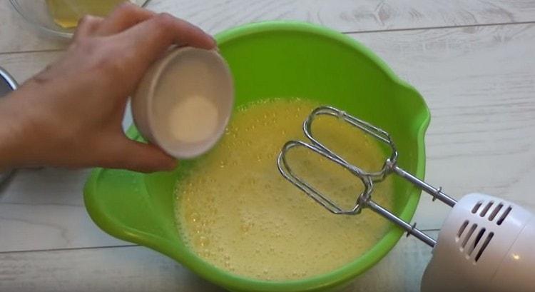 Ajouter la vanilline à la masse d’œufs.