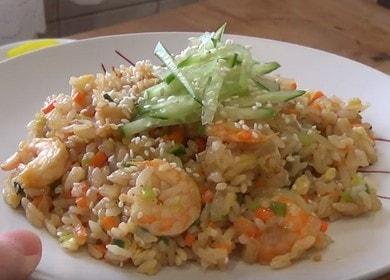 Cocinamos un delicioso arroz con camarones y verduras de acuerdo con una receta paso a paso con una foto.