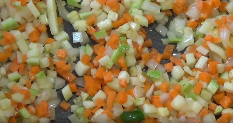 Ajouter tous les légumes hachés à la poêle.