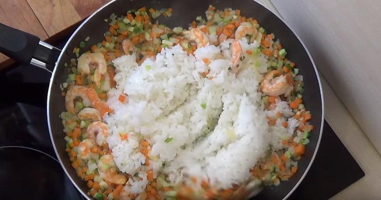 Ajouter le riz à la poêle.