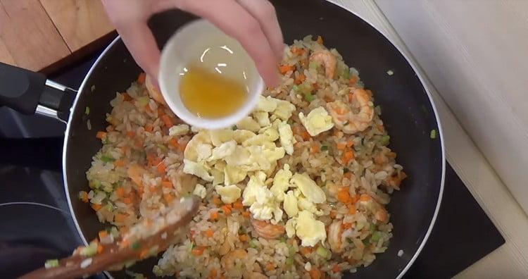 Ajouter les œufs en flocons et l’huile de sésame.