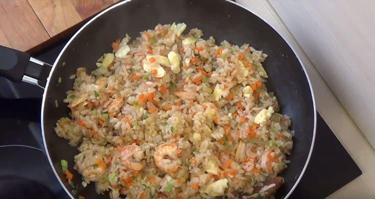 Promiješajte, a riža sa škampima i povrćem spremna je za posluživanje.