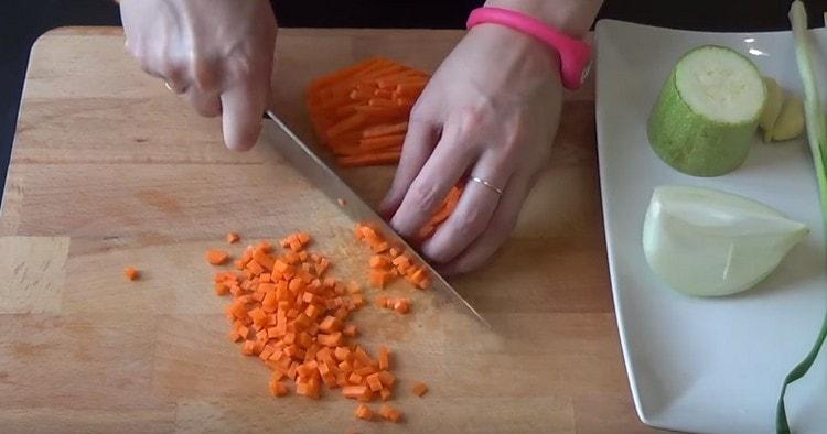 Oignon et carotte coupés en petits cubes.