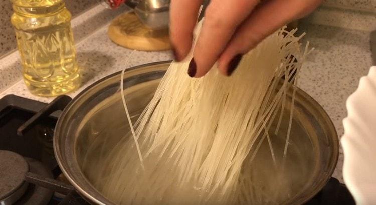 Faire bouillir les nouilles de riz jusqu'à cuisson complète.
