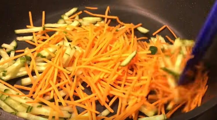 Ajoutez le concombre coupé en lanières aux carottes et faites frire les légumes
