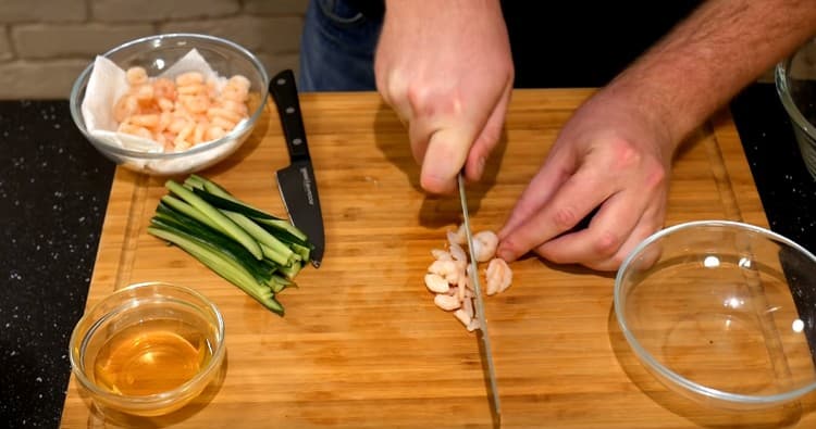 chop some shrimp.