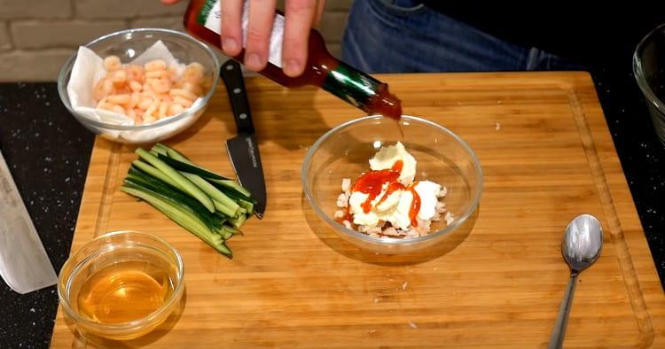 Add Philadelphia cheese, spicy sauce, capelin caviar to chopped shrimps.