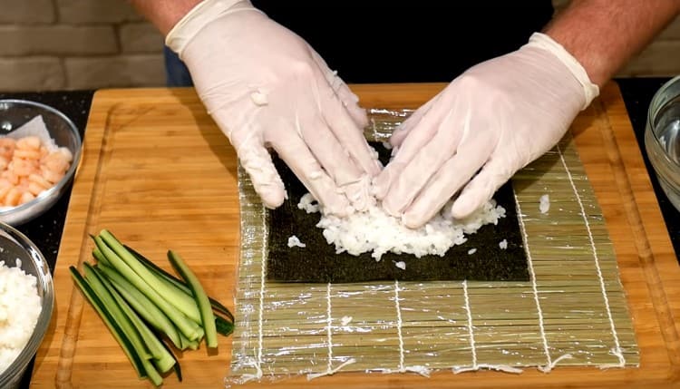 Distribute evenly on the nori rice.