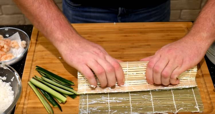 Rouler doucement le rouleau en utilisant le tapis.