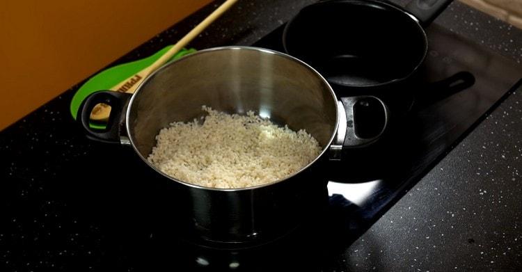 We put rice on the stove, add water.