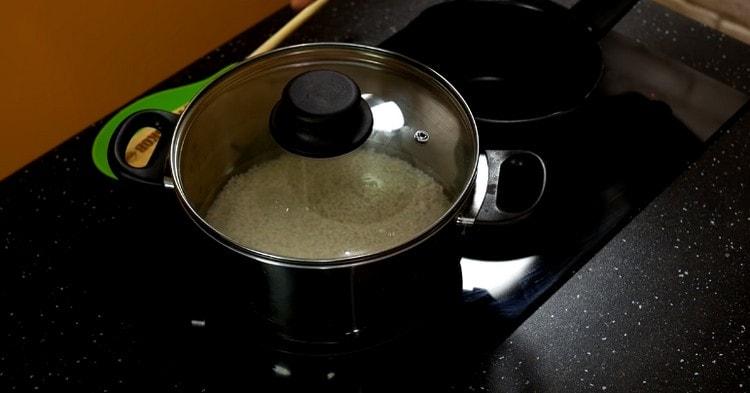 Cocine el arroz debajo de la tapa sin abrirlo.