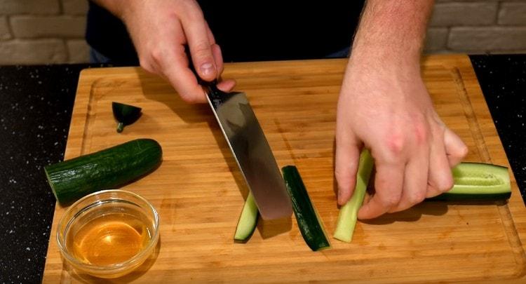 Couper le concombre en deux, retirer la partie contenant les graines.