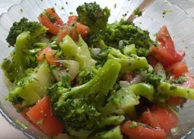 Preparamos una deliciosa ensalada de brócoli según una receta paso a paso con una foto.