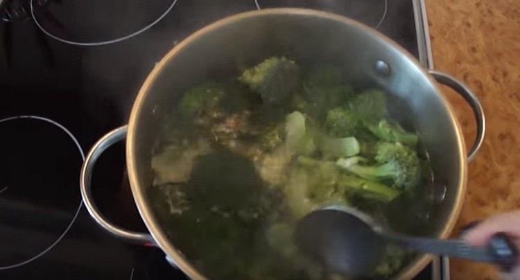 Cook broccoli inflorescences for 3-4 minutes, boiling salted water.