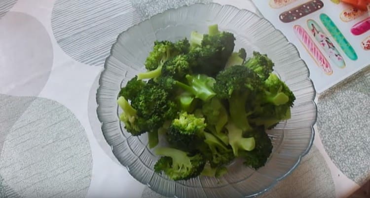 Spread broccoli in a salad bowl, let it cool completely.