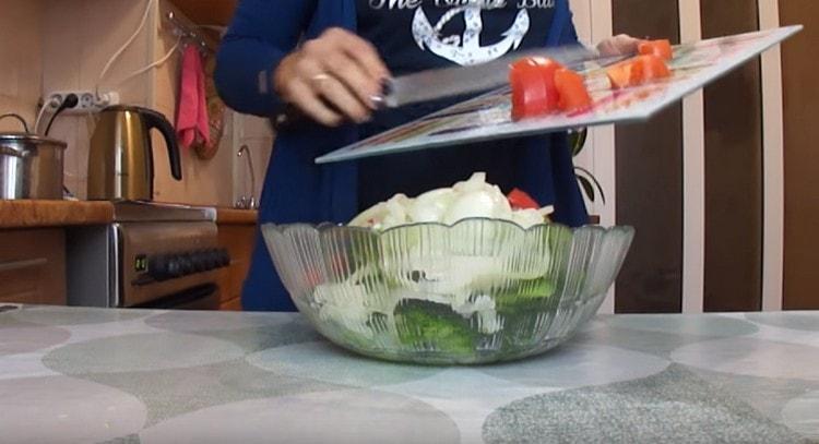 Ajoutez des tomates et des oignons hachés au brocoli.