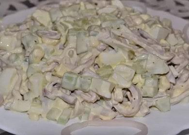 Preparamos una ensalada de calamar deliciosa y ligera con pepino y huevo de acuerdo con una receta paso a paso con una foto.