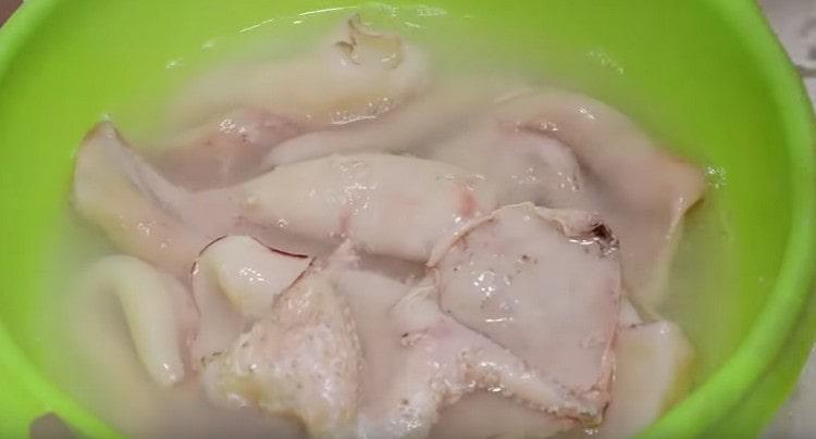 Three times pour the squid with boiling water.