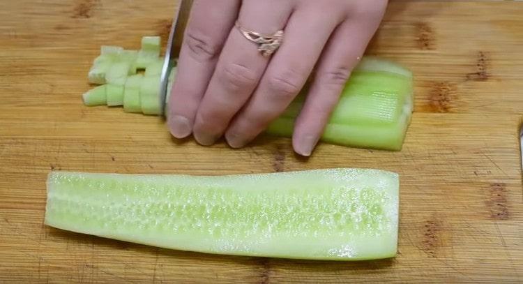 Couper un concombre frais en dés.