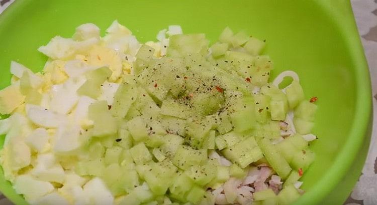 Nous combinons dans le bol à salade tous les ingrédients hachés, sel, poivre.