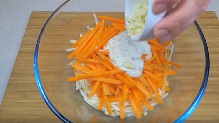 Agregue las zanahorias, la salsa restante y el ajo al apio.