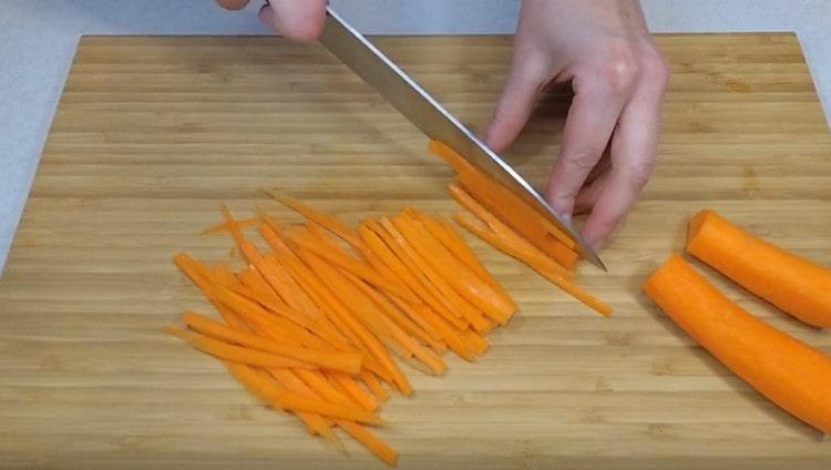 Cortar el pepino y las zanahorias en tiras finas.