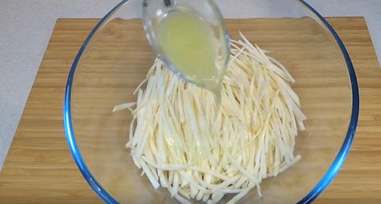 Celer širimo u zdjelu, prelijemo limunovim sokom.