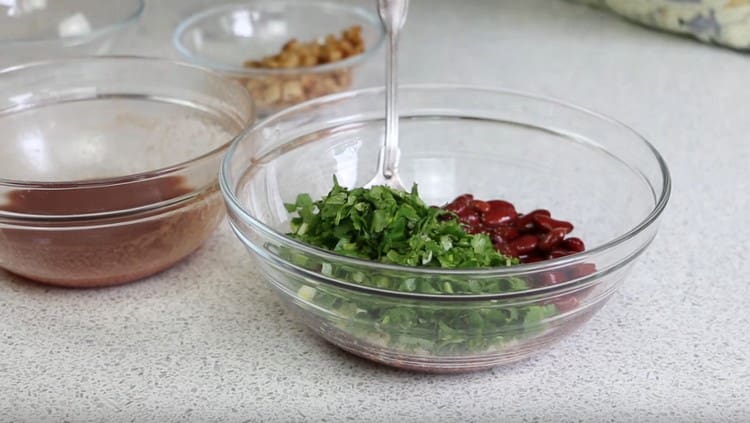 Pica finamente el cilantro y agrégalo a los frijoles con ajo.
