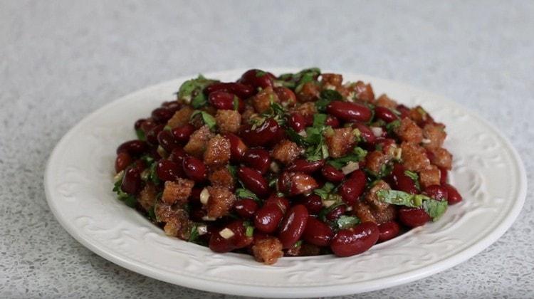 La salade maigre appétissante avec des haricots en conserve est prête.