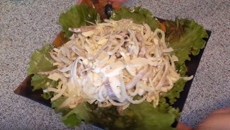Notre salade de calamars simple et délicieuse est prête.