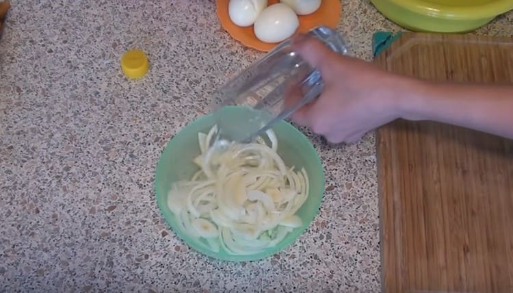 Verser l'oignon avec de l'eau et du vinaigre.
