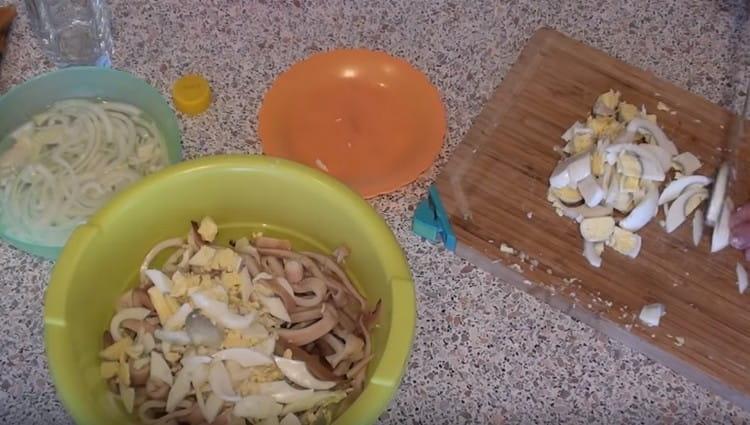 Kuhana jaja narežite na trakice i dodajte lignjama.