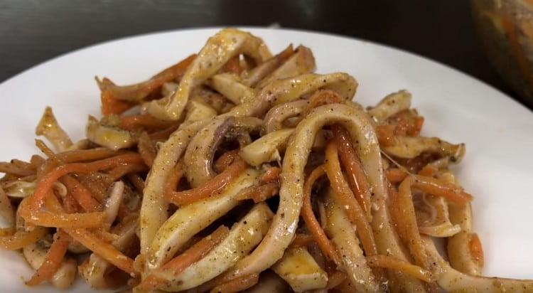 Une telle salade avec des calamars et des carottes coréennes conviendra à la fois pour la fête et pour la table de tous les jours.