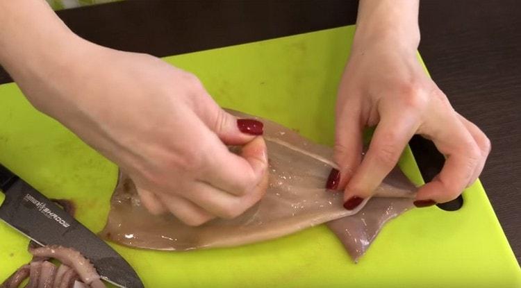 Cortar la carcasa de calamar y sacar el plato de quitina.
