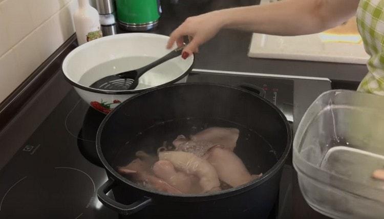 Put squids in boiling water and wait for boiling again.