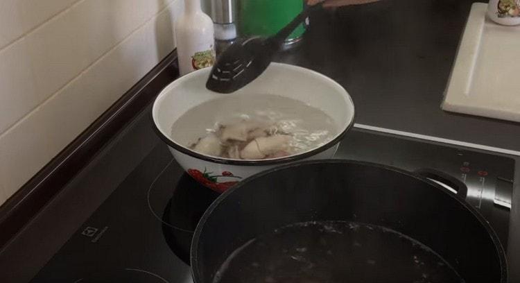Then take out the squid in a bowl of cold water.
