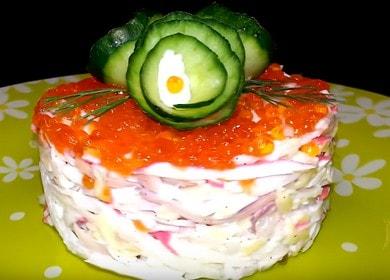 Ensalada deliciosa sin igual con calamares y palitos de cangrejo en la mesa festiva 🦑