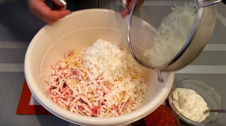 Pon la cebolla en un colador y agrégala a la ensalada.