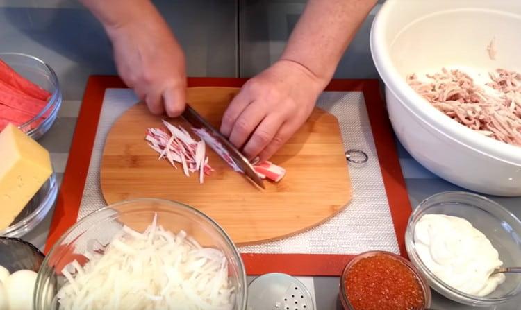 También cortamos palitos de cangrejo con una pajita delgada.