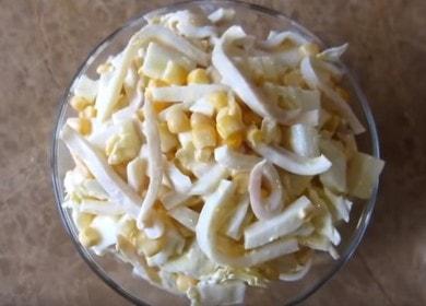 Inihahanda namin ang pinaka masarap na salad na may calamari at Beijing repolyo ayon sa isang sunud-sunod na recipe na may isang larawan.